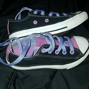 Girl's black and purple converse